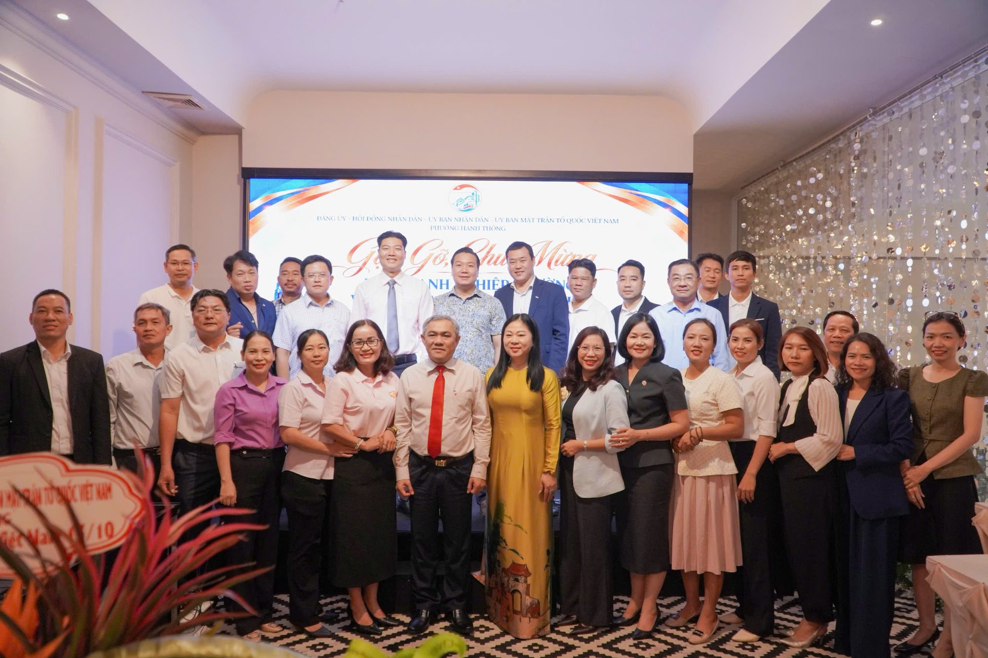 Thiệp chúc mừng năm mới Bính Ngọ 2026 của Hội Doanh nghiệp phường Hạnh Thông, nền đỏ, chữ vàng và hình những chú ngựa tượng trưng cho lời chúc mã đáo thành công.